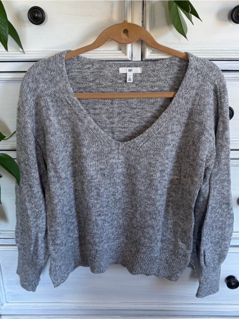 bp Relaxed V-Neck Gray Knit Sweater
